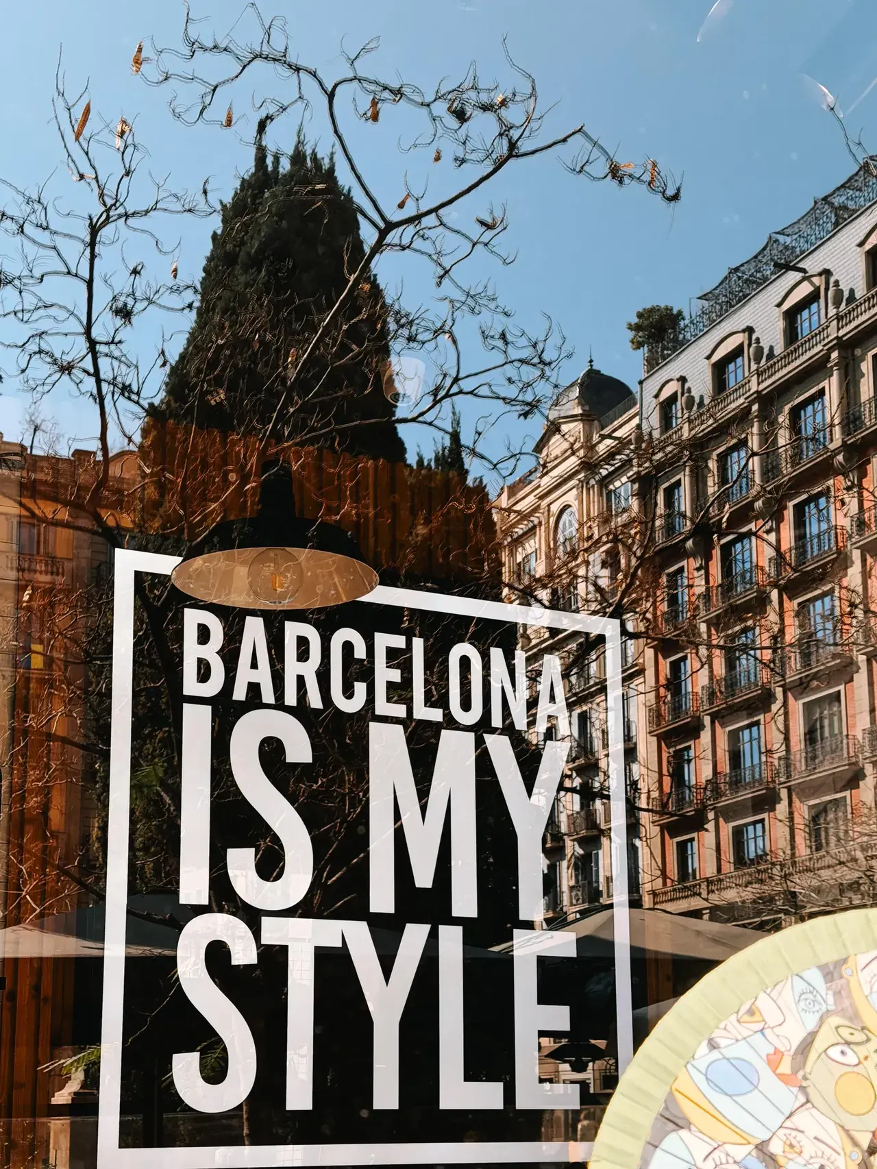 Eixample cephesini yansıtan 'Barcelona is my style' vitrini
