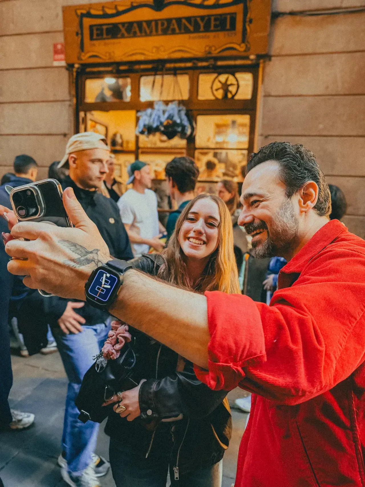 Pareja haciéndose un selfie frente a la taberna El Xampanyet en Barcelona